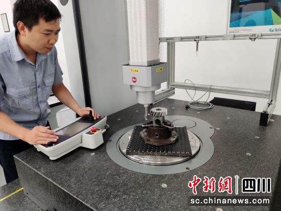成都航空职业技术学院专业技术人员李斌老师正在操作高精度三坐标测量机测量对构齿轮 。 成都航空职业技术学院供图
