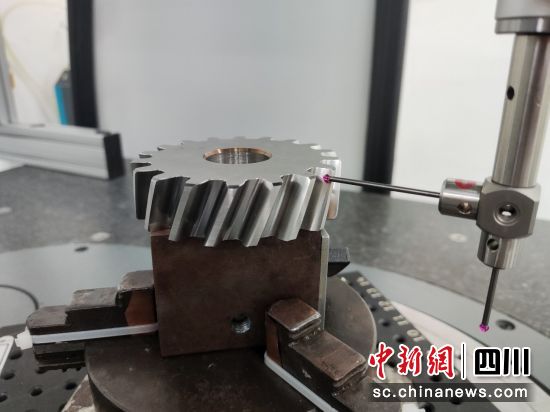 高精度三坐标测量机正在扫描对构齿轮齿廓 。成都航空职业技术学院供图