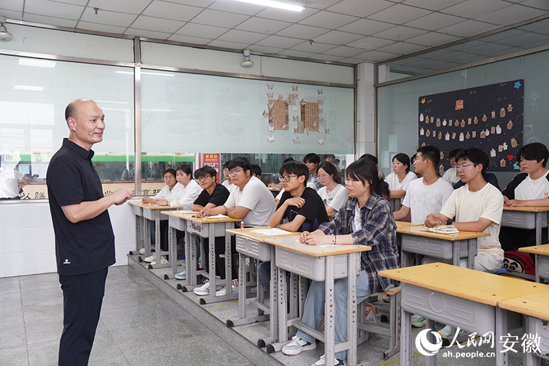 怀凯正在课上给学生们讲解药膳理论。人民网记者 陈若天摄
