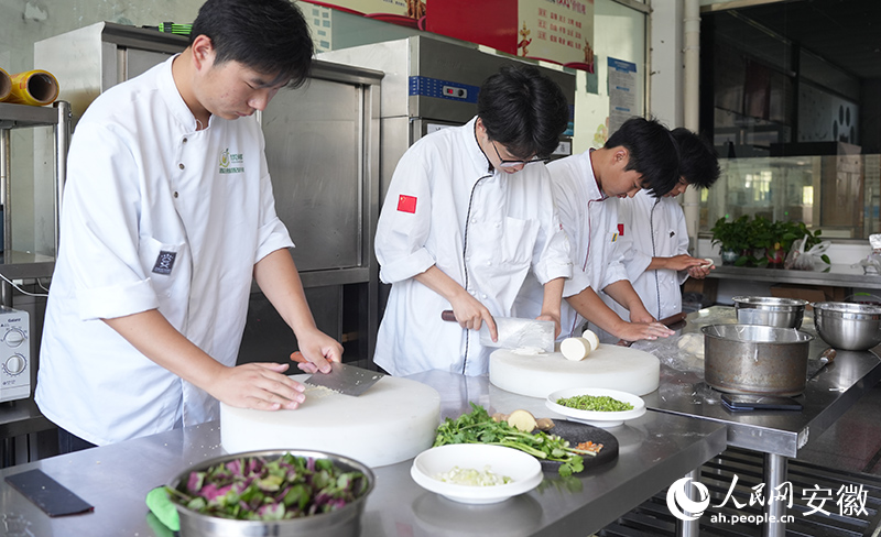 亳州职业技术学院里学生正在学习药膳制作。人民网记者 王锐摄
