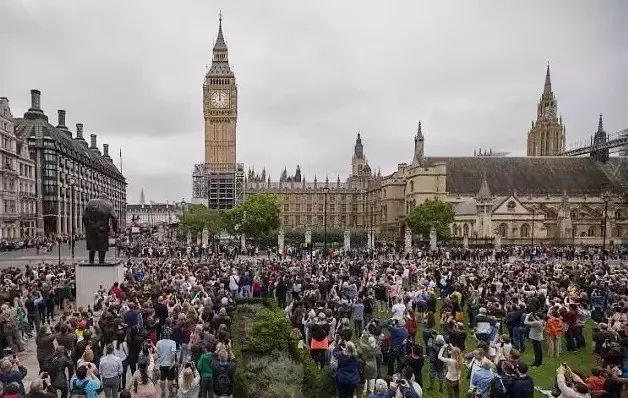 英国大本钟时隔5年再敲响_大本钟修缮工程_大本钟皇家蓝表盘翻新