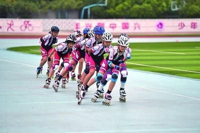 安徽合肥师范附属第三小学,轮滑社团的同学们在训练。新华社发