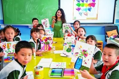 湖北武昌水果湖第一小学的学生在展示自己的绘画作品。新华社发