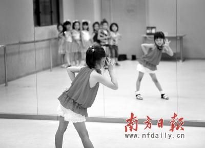 较量舞蹈水平，比拼唱歌功底，舞蹈教室作为课堂，是为每个童星培训机构所均需必备的。聂伊禾牟 摄。