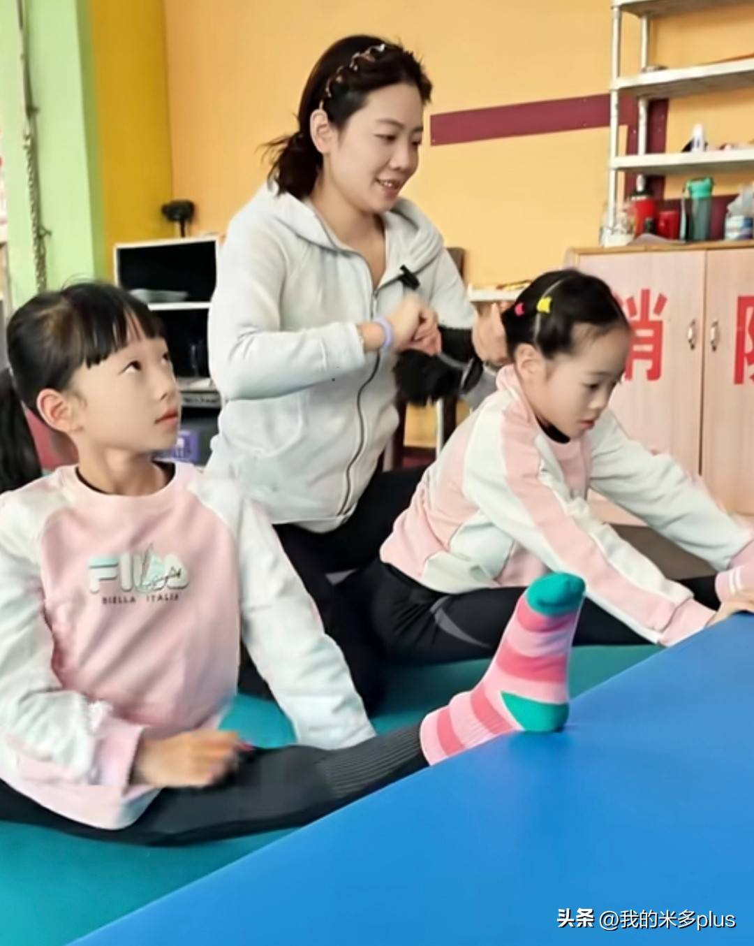 父母高度投入教育安排_儿童体育培训_8岁女孩体操训练平衡