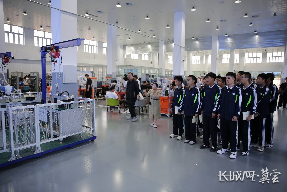 石家庄工程技术学校怎么样_河北鹰览自动化科技有限公司无人机技术_石家庄电子信息学校自动化专业参观
