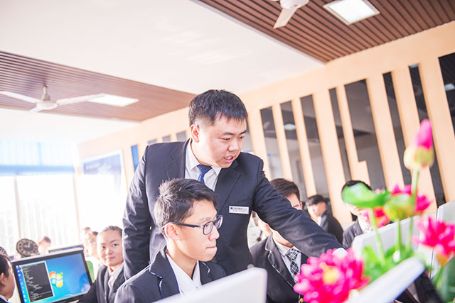 四川新华电脑学院老师手把手教学