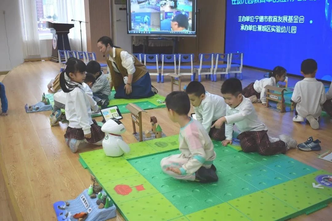 AI编程课程游戏化设计_智能教学在幼儿教育中的应用与发展_机器人编程培训