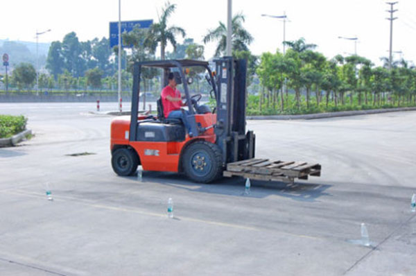 叉车功能用途_叉车培训班_叉车操作培训条件