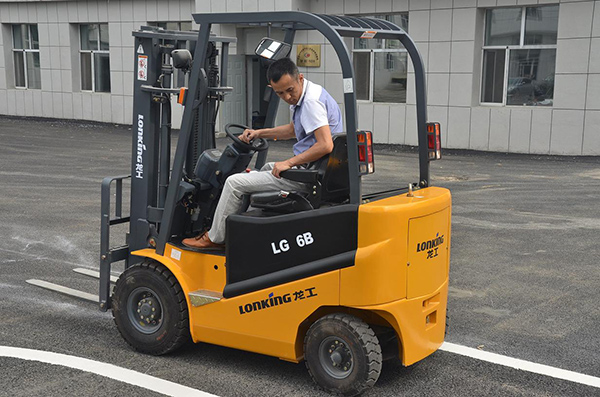 叉车功能用途_叉车操作培训条件_叉车培训班