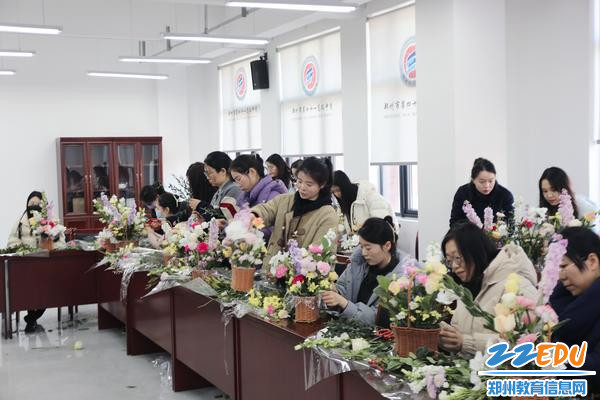 郑州市第四十一高级中学女教师插花技巧_DIY花艺活动_郑州插花学校