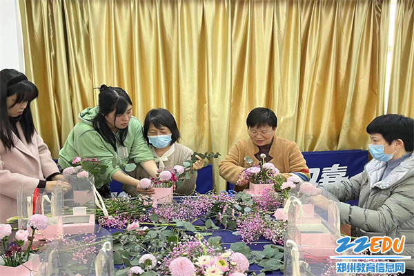 1女教职工精心布置插花