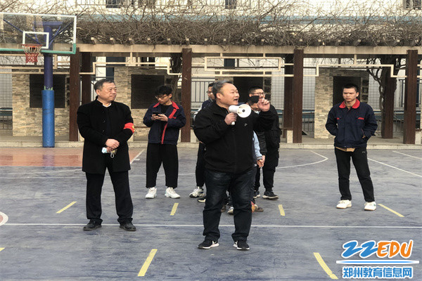 2工会主席郭宝生主持运动会