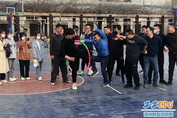 4 男教师积极参与“牵手过呼啦圈”