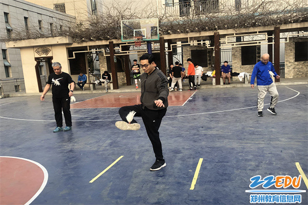 5 全体教职工参与踢毽子比赛
