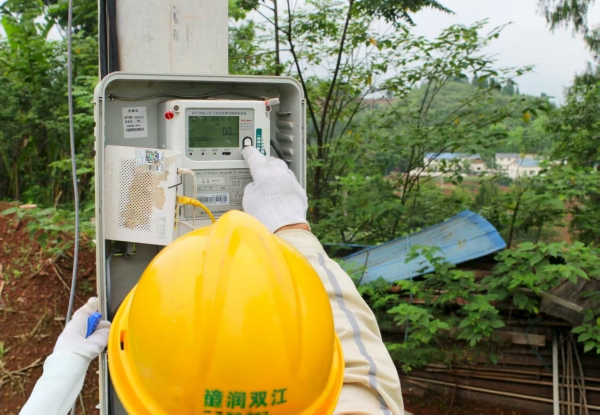 供电所工作人员为实践团成员讲解“实战”知识。重庆电力高等专科学校供图