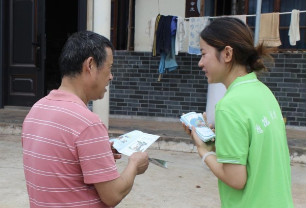 实践团成员向村民发放宣传册。重庆电力高等专科学校供图