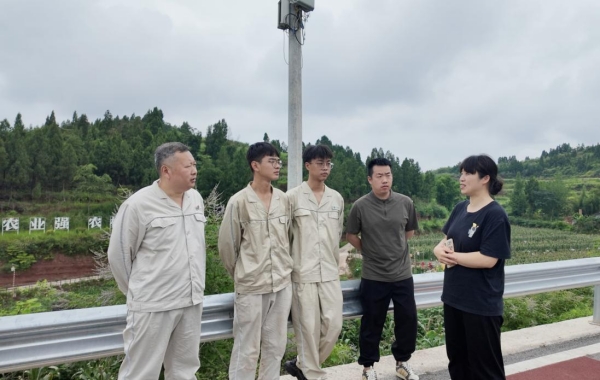 该校团委副书记张玫与供电所工作人员深入交流。重庆电力高等专科学校供图